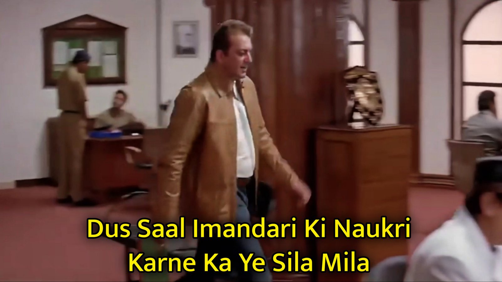 Dus Saal Imandari Ki Naukri Karne Ka Ye Sila Mila Meme Template.jpg
