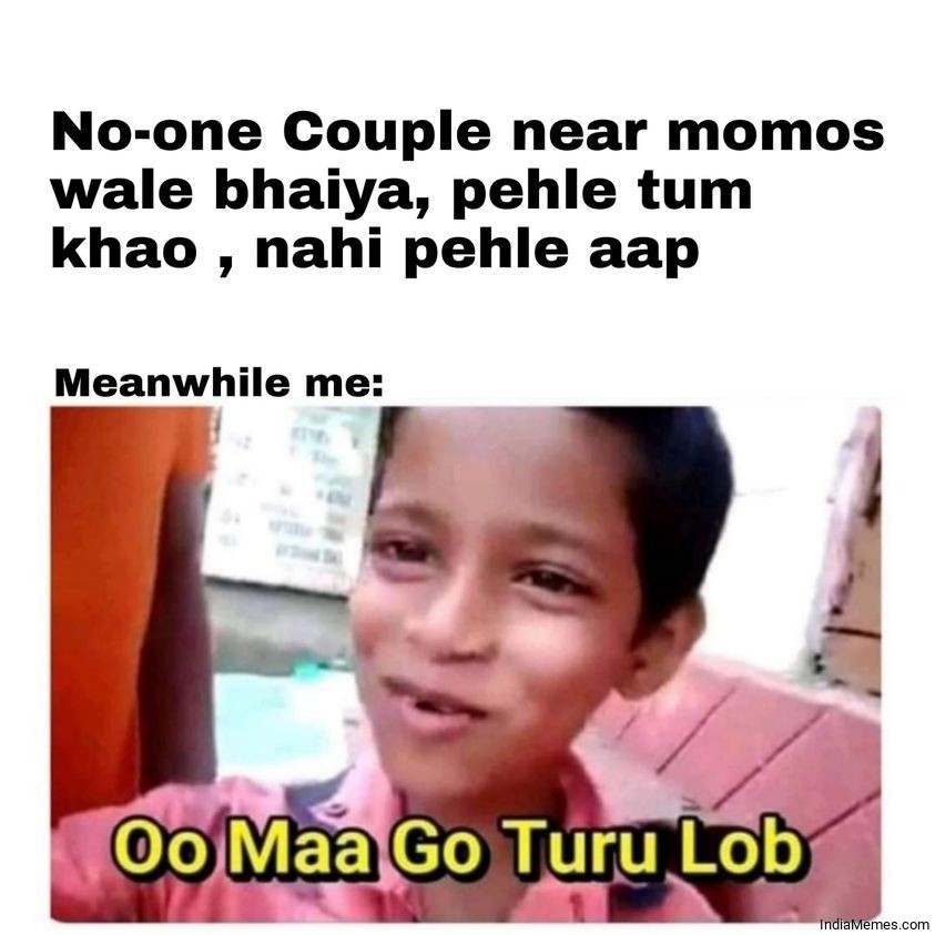 Couple near momo wale bhaiya Pehle tum khao Oomago turu lob meme.jpg