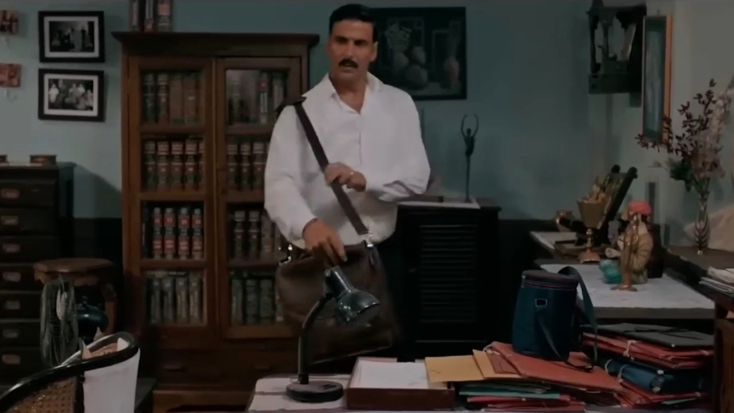 Darwaza Nahi Khologi To Kya Hum Andar Nahi Aa Sakte Kya