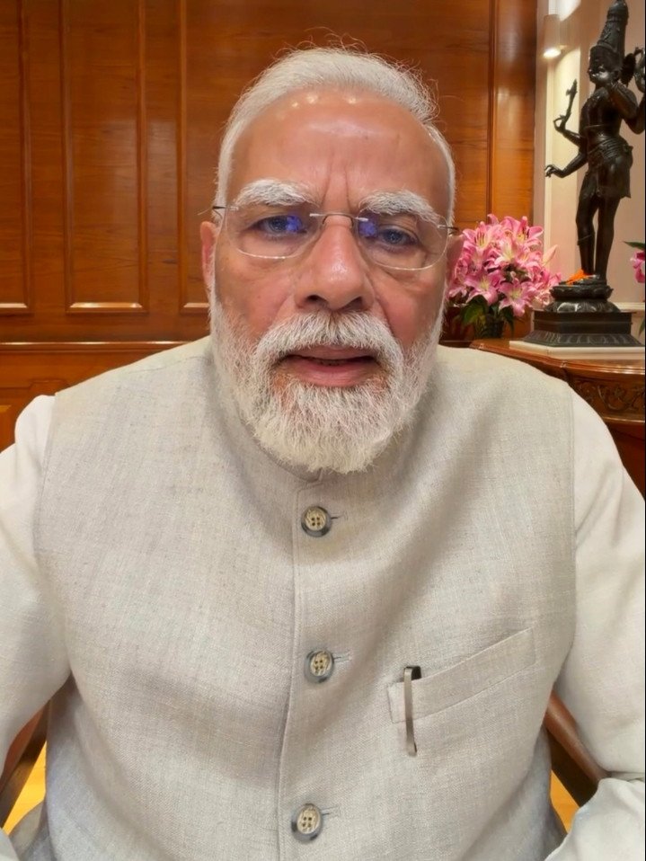 Aaj To Mann Karta Hai Bas Aapse Hi Batein Karu Blank Meme Template & Generator