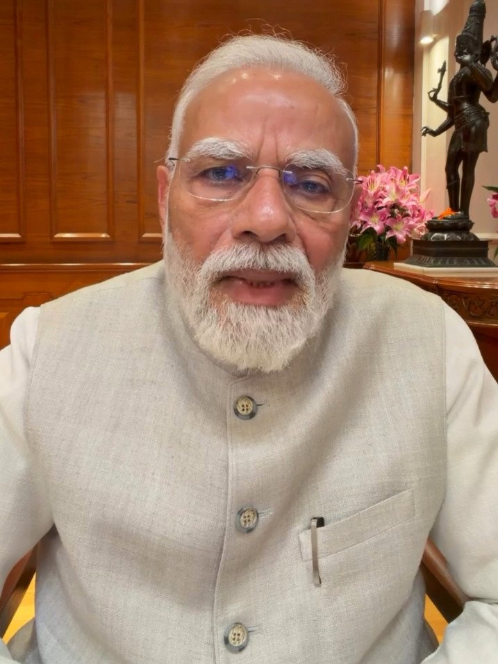 Samay Hai In Bacchon Ko Gale Laga Karke Raah Dikhane Ka Blank Meme Template & Generator