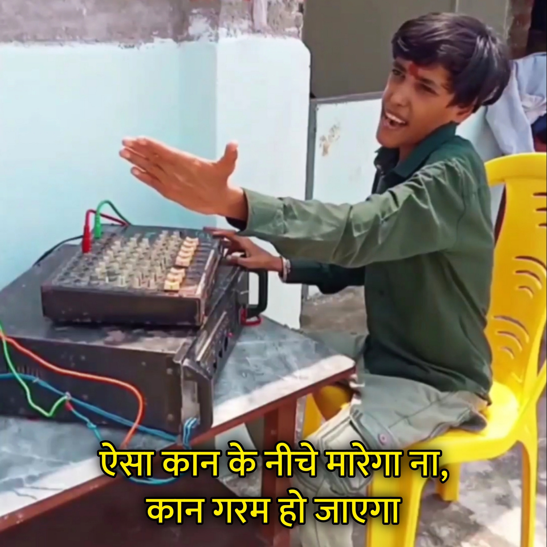 Aisa Kaan Ke Niche Marega Na, Kaan Garam Ho Jayega Hindi Meme Template Image