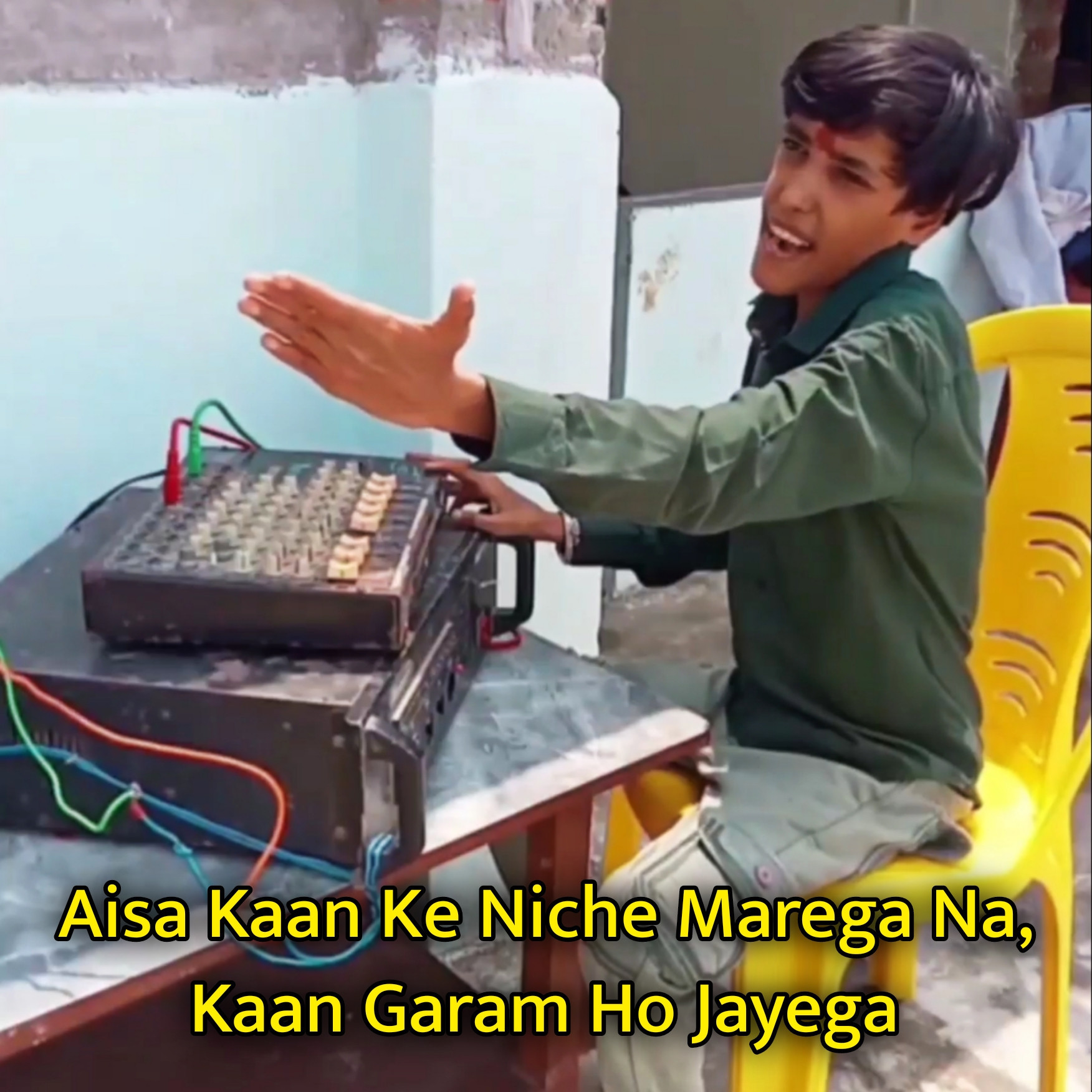 Aisa Kaan Ke Niche Marega Na, Kaan Garam Ho Jayega Meme Template