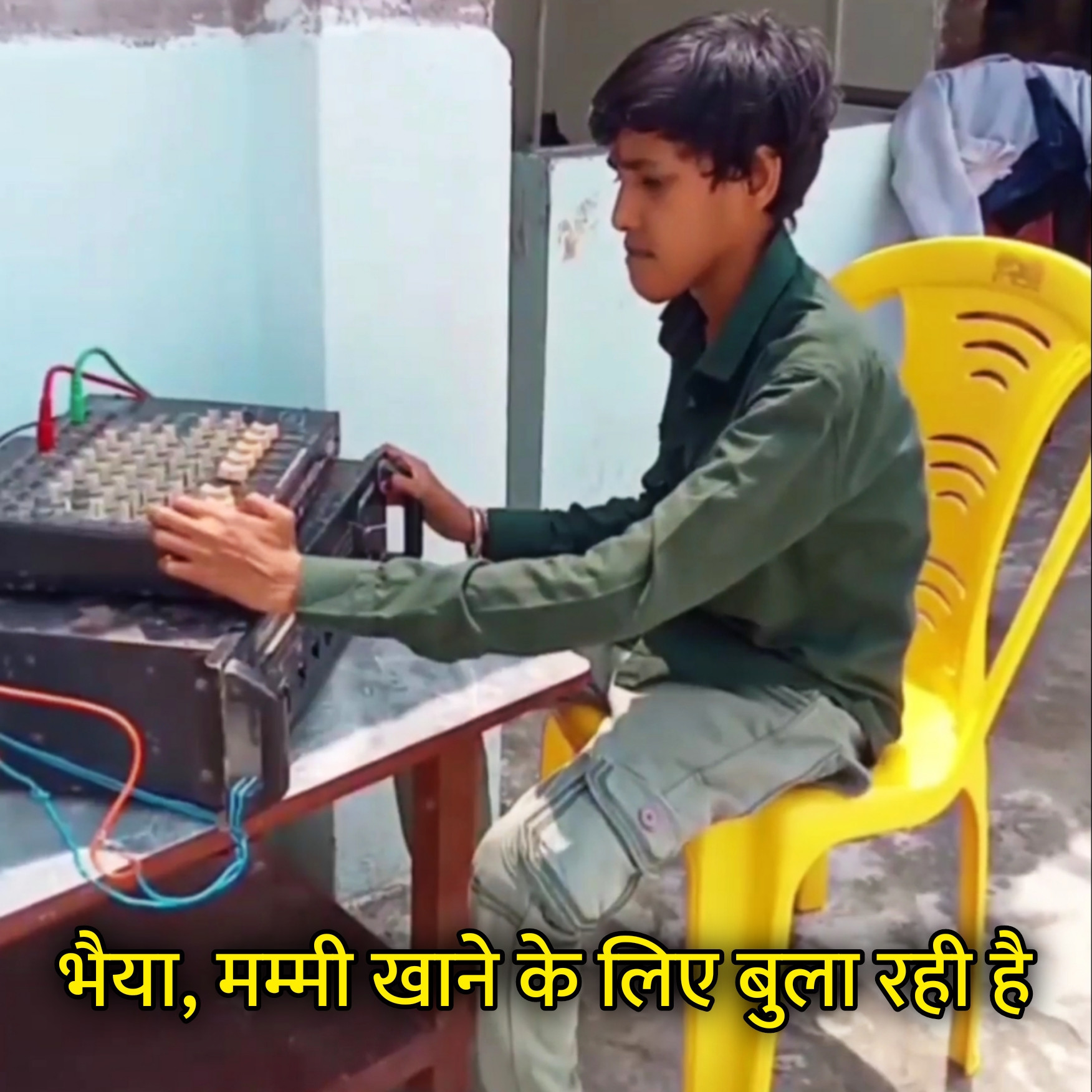Bhaiya, Mummy Khane Ke Liye Bula Rahi Hai Hindi Meme Template Image