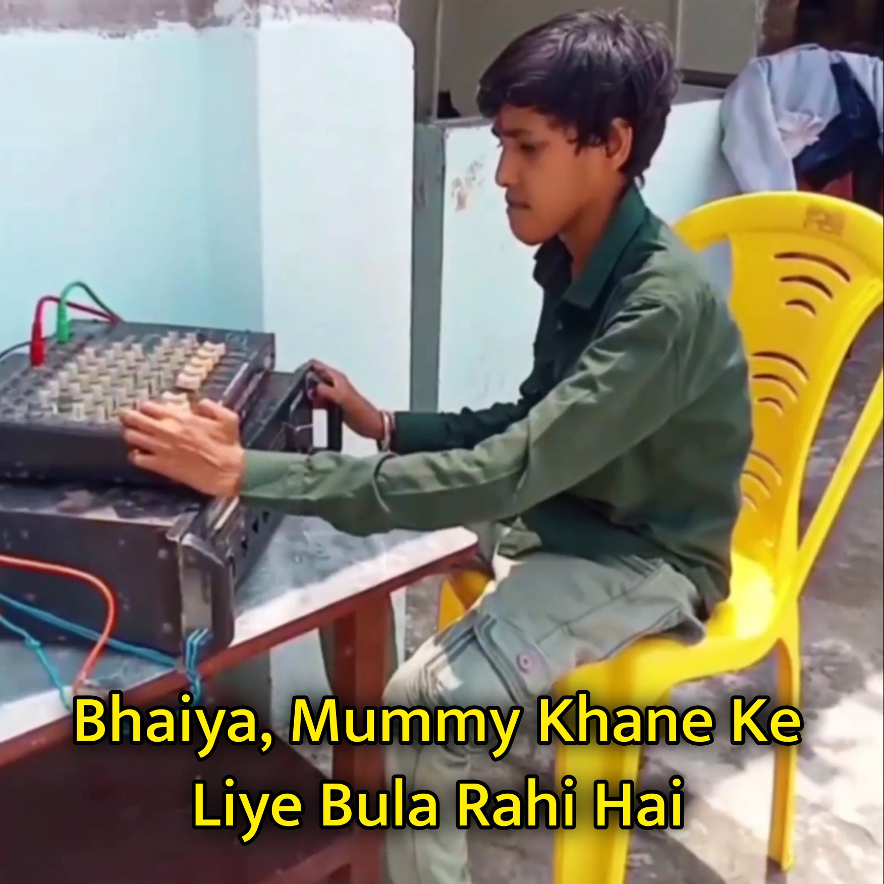 Bhaiya, Mummy Khane Ke Liye Bula Rahi Hai Meme Template