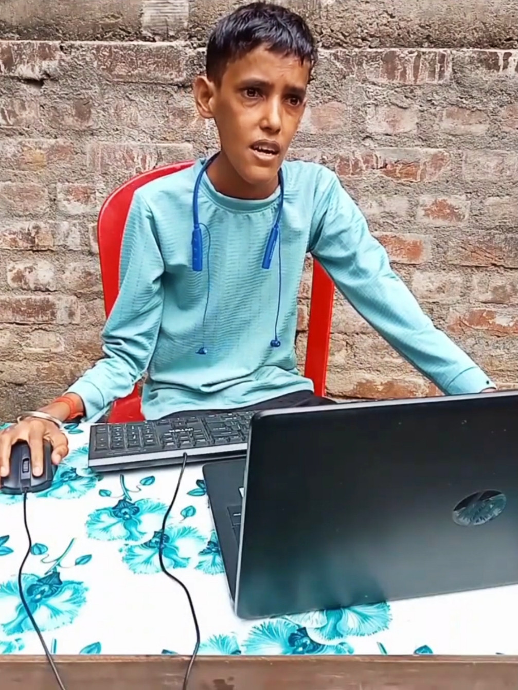 Kaun Sa Lisence Banwana Hai? Blank Meme Template