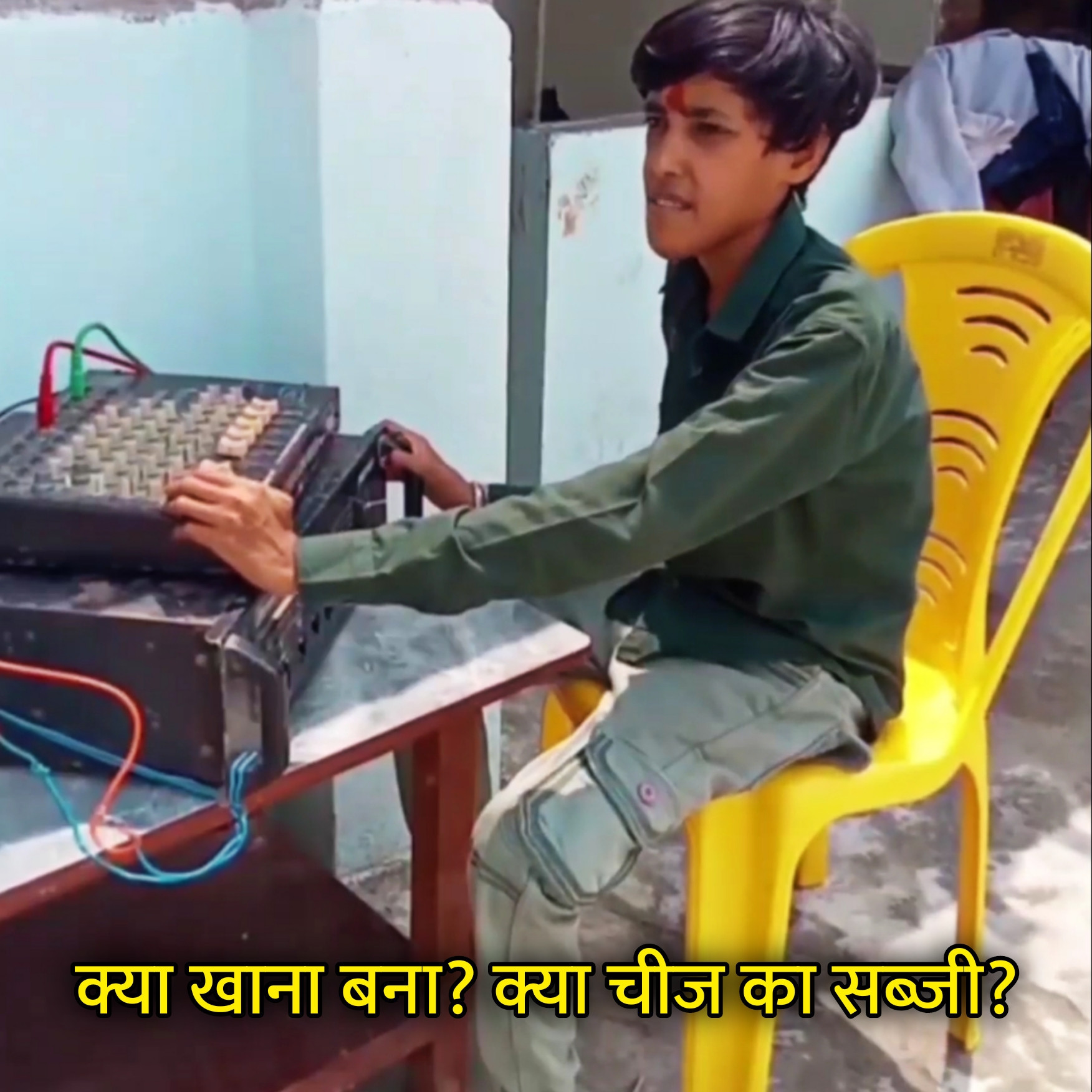 Kya Khana Bana? Kya Cheez Ka Sabzi? Hindi Meme Template Image